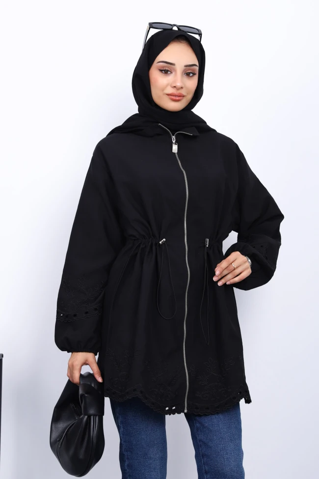 Siyah Bel Lastikli Nakış Detaylı Trenç