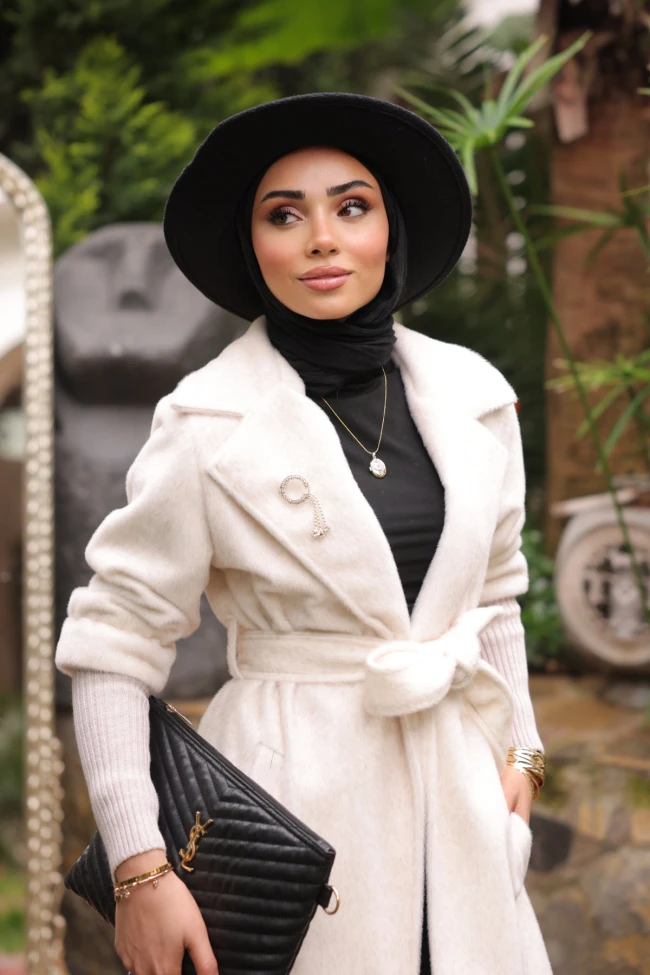 Krem Kolları Örgü Detaylı Angora Kaban