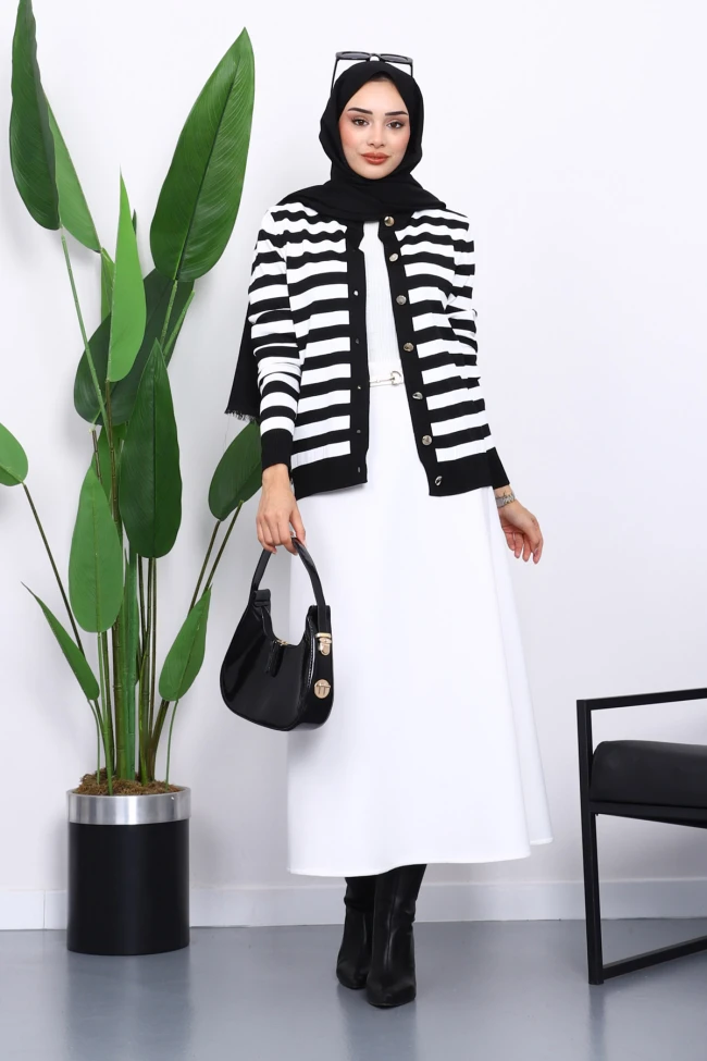 Siyah Düğmeli Soğuk İplik Triko Hırka