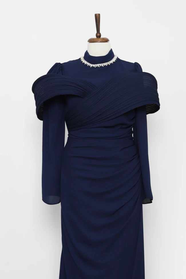 Lacivert Yakası Taş Detaylı Omuzu Kat Drapeli Abiye