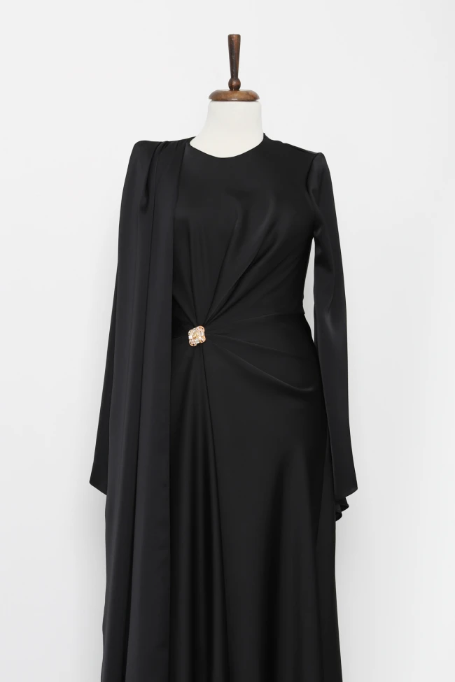 Siyah Önü Pelerinli Drapeli Saten Abiye