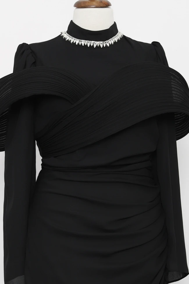 Siyah Yakası Taş Detaylı Omuzu Kat Drapeli Abiye