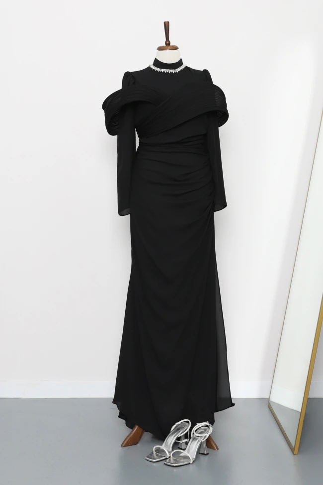 Siyah Yakası Taş Detaylı Omuzu Kat Drapeli Abiye