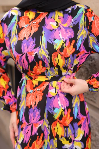 Mor Desenli Eteği Katlı Viscon Elbise