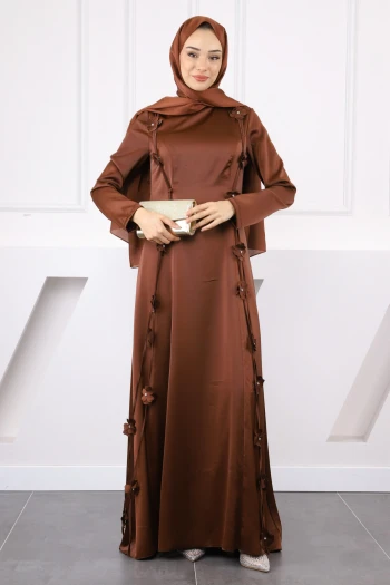 Kahverengi Çiçek Detaylı Saten Abiye