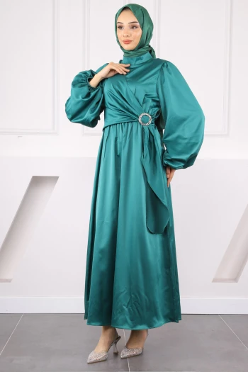 Zümrüt Yeşili Yan Toka Bağlamalı Saten Elbise