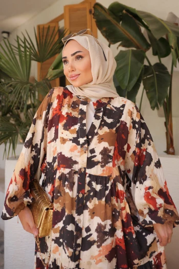 Kahverengi Yarım Düğmeli Eteği Katlı Elbise