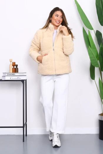 Bej Fermuarlı Astarlı Kısa Peluş Mont