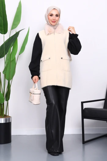 Krem Yaka Kürklü Cepli Triko Yelek