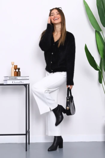 Siyah Düğmeli Kısa Angora Yumoş Triko Hırka