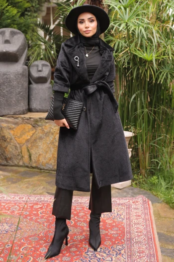 Siyah Kolları Örgü Detaylı Angora Kaban