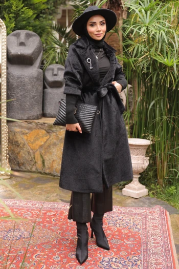 Siyah Kolları Örgü Detaylı Angora Kaban