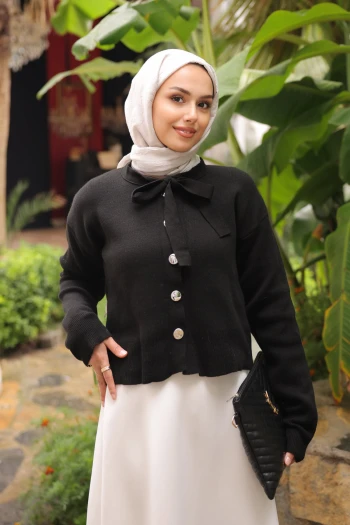 Siyah Yaka Bağlamalı Düğmeli Triko Hırka