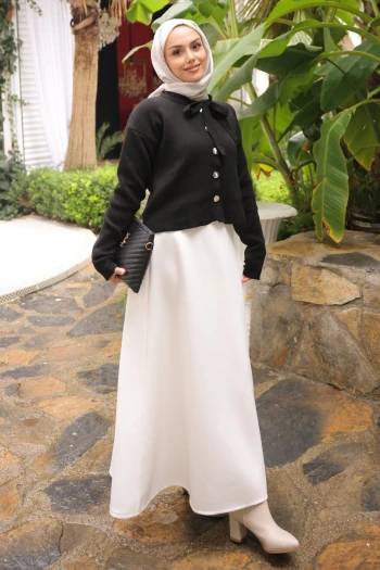 Siyah Yaka Bağlamalı Düğmeli Triko Hırka