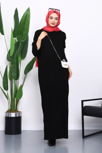 Siyah Bisiklet Yaka Yan Yırtmaçlı Triko Elbise