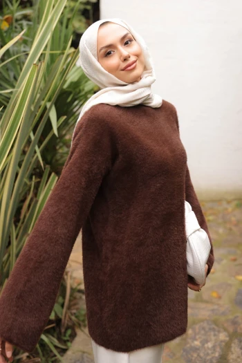 Kahverengi Dik Yaka Angora Yumoş Triko Kazak