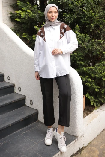 Kahverengi Garnili Taş Detaylı Gömlek