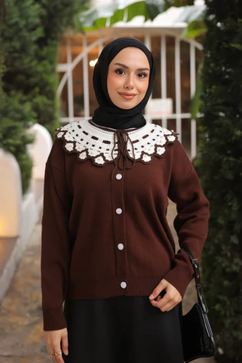 Kahverengi Yaka Dantel Detaylı Düğmeli Triko Hırka