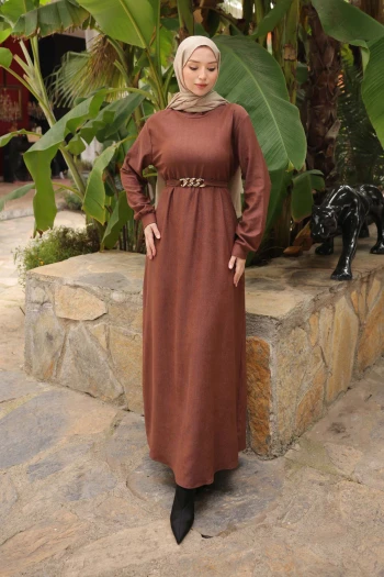 Kahverengi Zincir Kuşaklı Fitilli Uzun Elbise