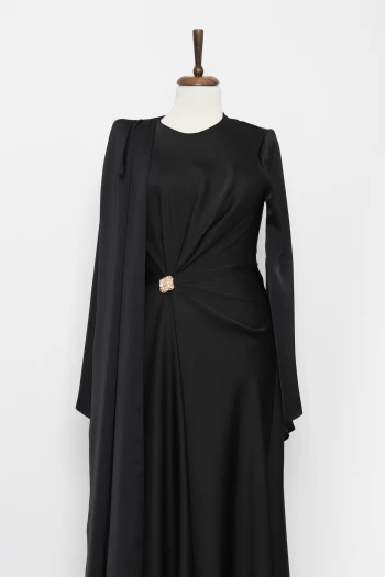 Siyah Önü Pelerinli Drapeli Saten Abiye