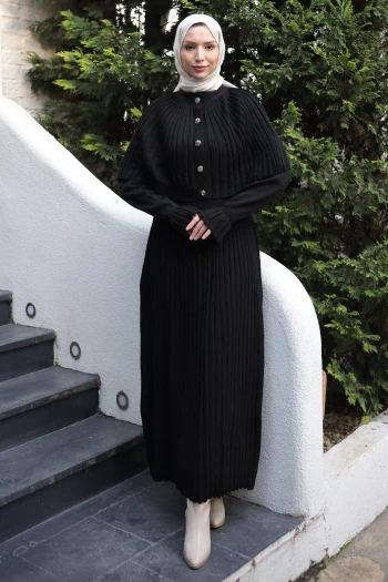 Siyah Pelerin Detaylı Uzun Triko Elbise