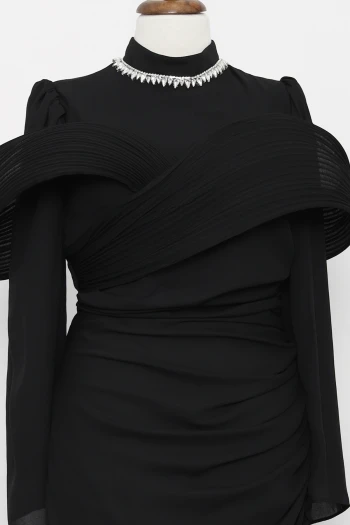 Siyah Yakası Taş Detaylı Omuzu Kat Drapeli Abiye