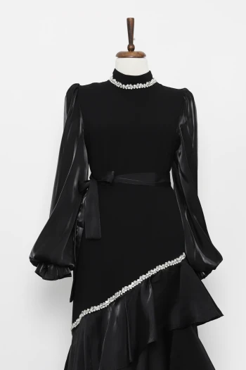 Siyah Yakası Ve Eteği Taşlı Kemerli Abiye