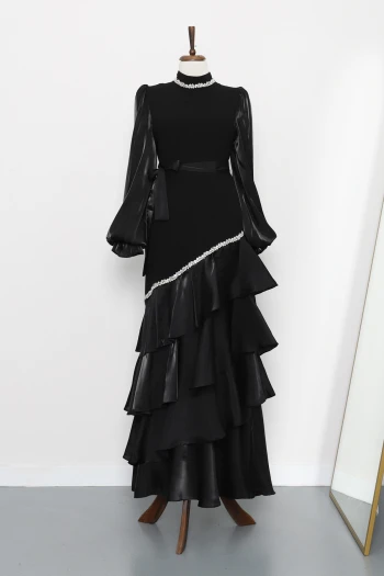 Siyah Yakası Ve Eteği Taşlı Kemerli Abiye