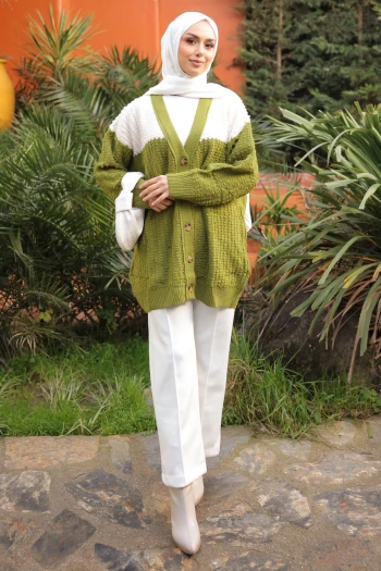 Yeşil V Yaka Düğmeli Triko Hırka