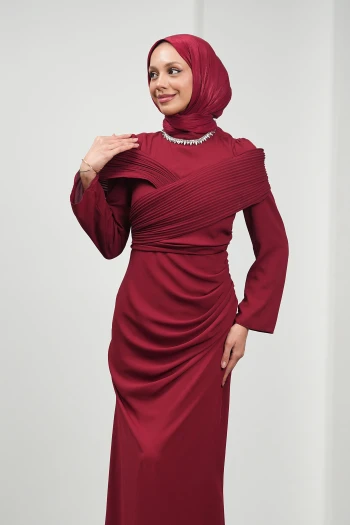 Bordo Yakası Taş Detaylı Omuzu Kat Drapeli Abiye