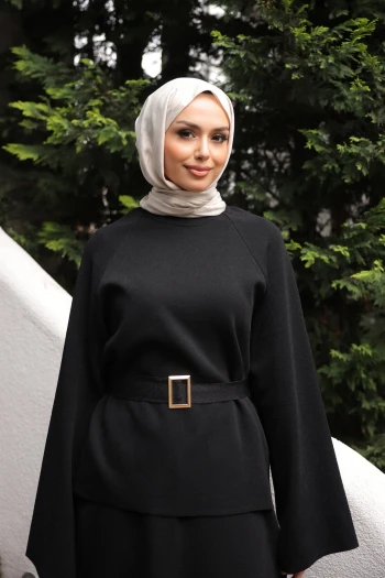 Siyah Bel Kemer Detaylı Kazak Etekli Triko Takım