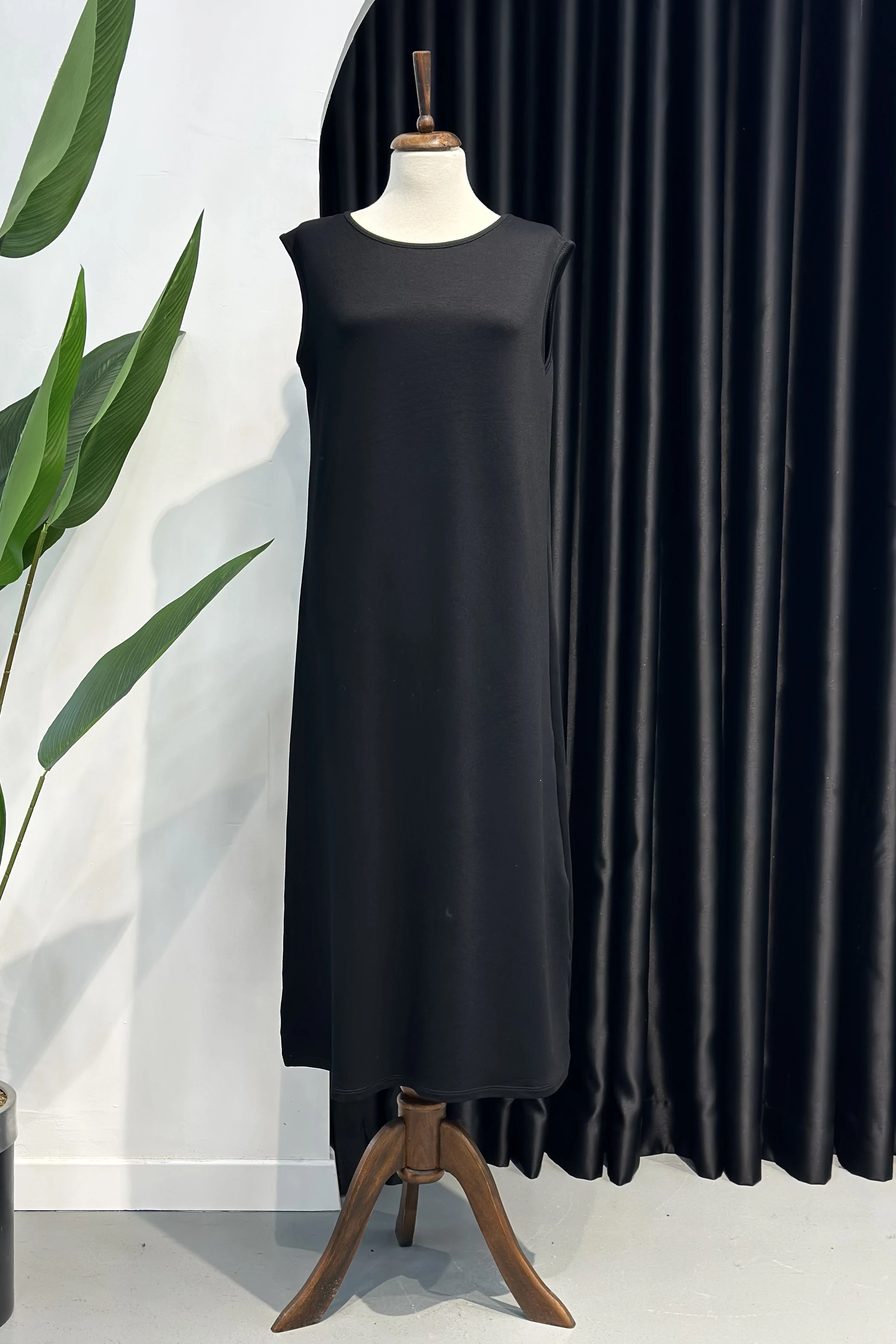 Siyah Bisiklet Yaka Kolsuz İçlik Elbise