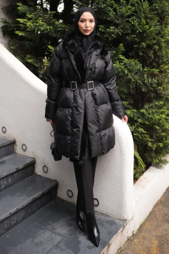 Siyah Yaka Kürklü Kemer Detaylı Şişme Mont