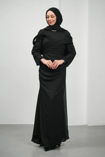 Siyah Yakası Taş Detaylı Omuzu Kat Drapeli Abiye