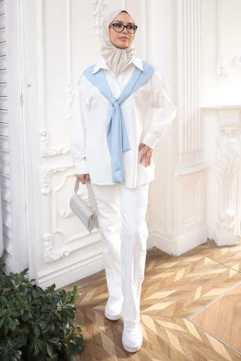 Beyaz Mavi Atkı Detaylı Oversize Garnili Gömlek