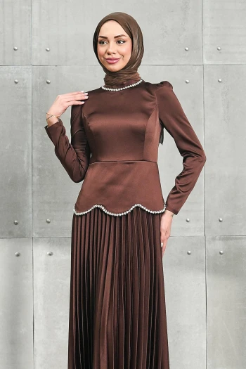 Kahverengi Beli Taş Detaylı Etek Pileli Saten Abiye