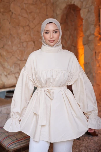 Krem Büzgü Detaylı Balon Kol Kuşaklı Tunik