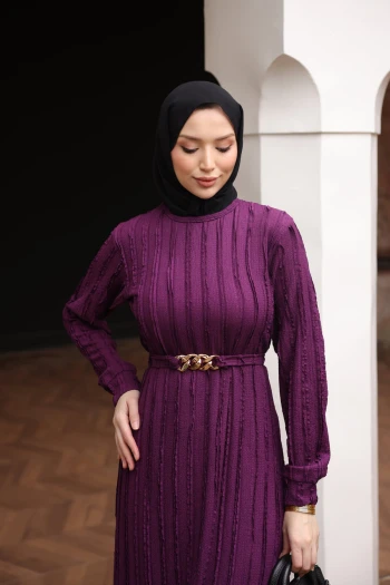 Mor Zincir Kemerli Fırfırlı Gofre Elbise