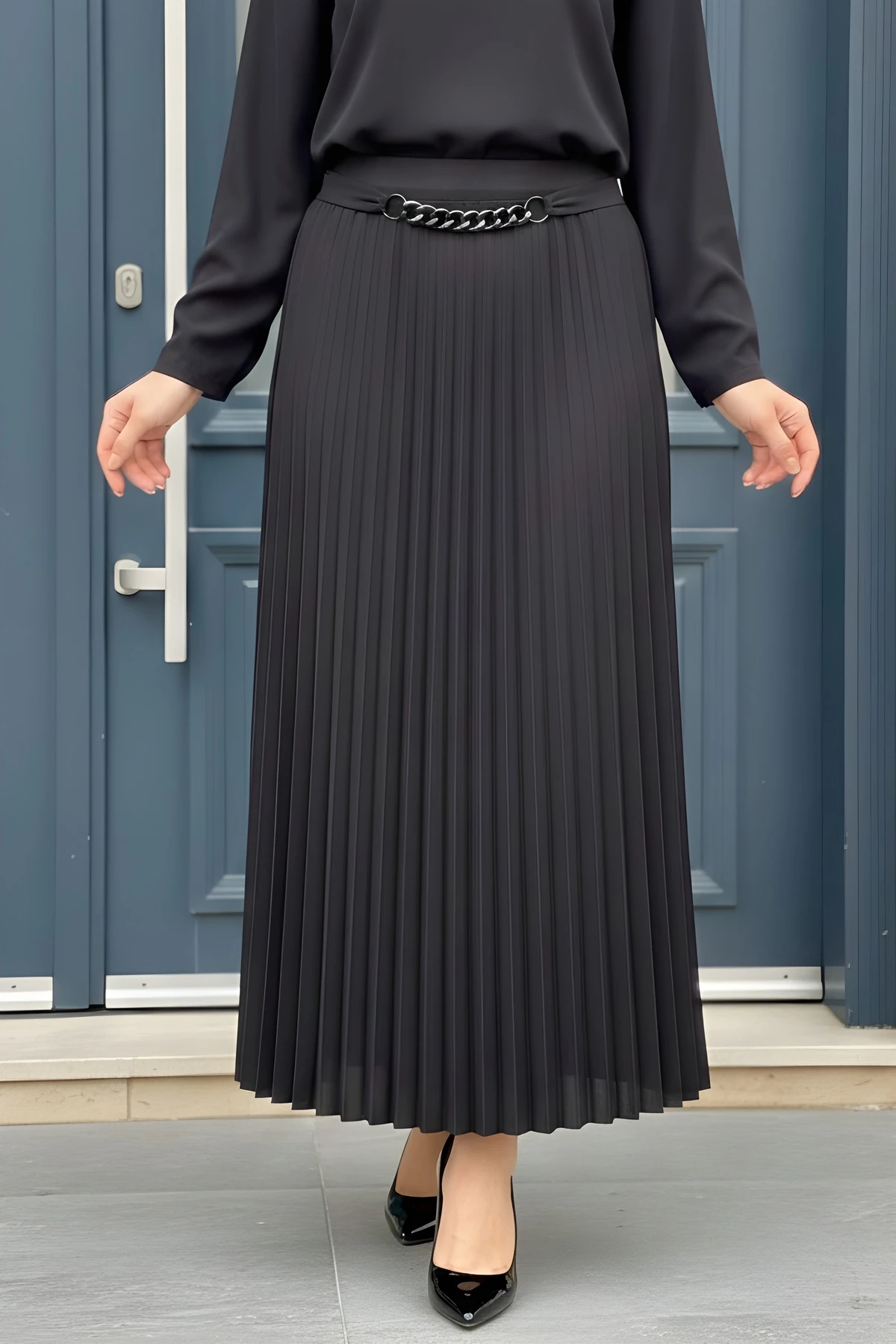 Siyah Bel Zincir Detaylı Piliseli Etek