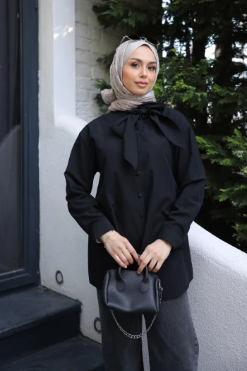 Siyah Yaka Bağlamalı Poplin Gömlek