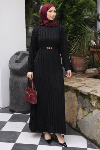 Siyah Zincir Kemerli Fırfırlı Gofre Elbise