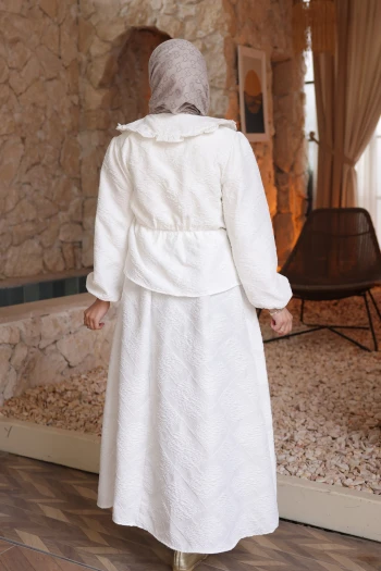 Beyaz Kendinden Desenli Gömlek Etekli Takım