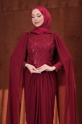 Bordo Omuz Pelerinli Boncuk İşlemeli Drapeli Abiye