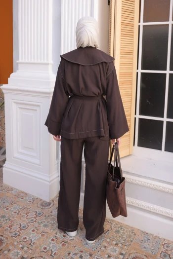 Kahverengi Kolu Katlı Mendil Yaka Tunik Pantolonlu Takım