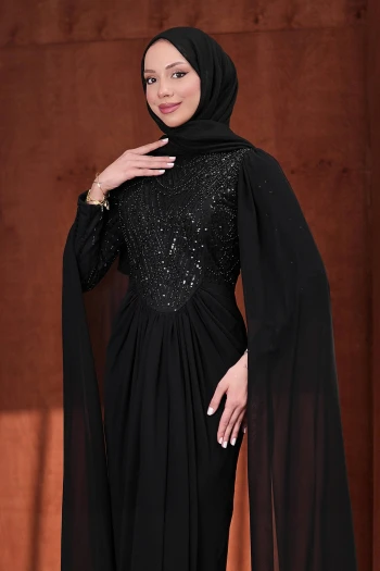 Siyah Omuz Pelerinli Boncuk İşlemeli Drapeli Abiye