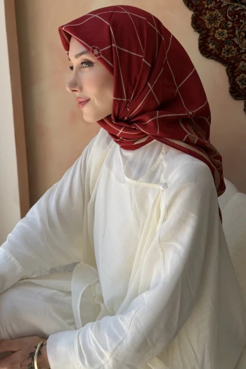 Bordo Çiçek Desenli İpek Eşarp