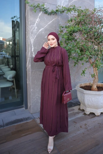 Bordo Taş Detaylı Bel Bağlamalı Elbise