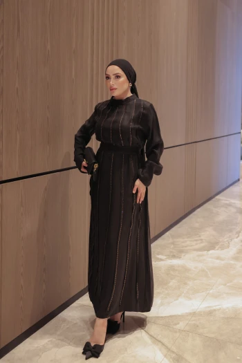 Siyah Taş Detaylı Bel Bağlamalı Elbise