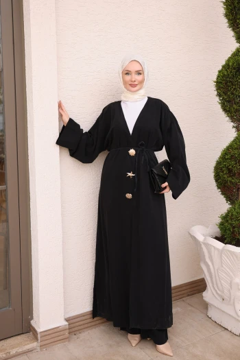 Siyah Bel Bağlamalı Broş Detaylı Pantolonlu Takım